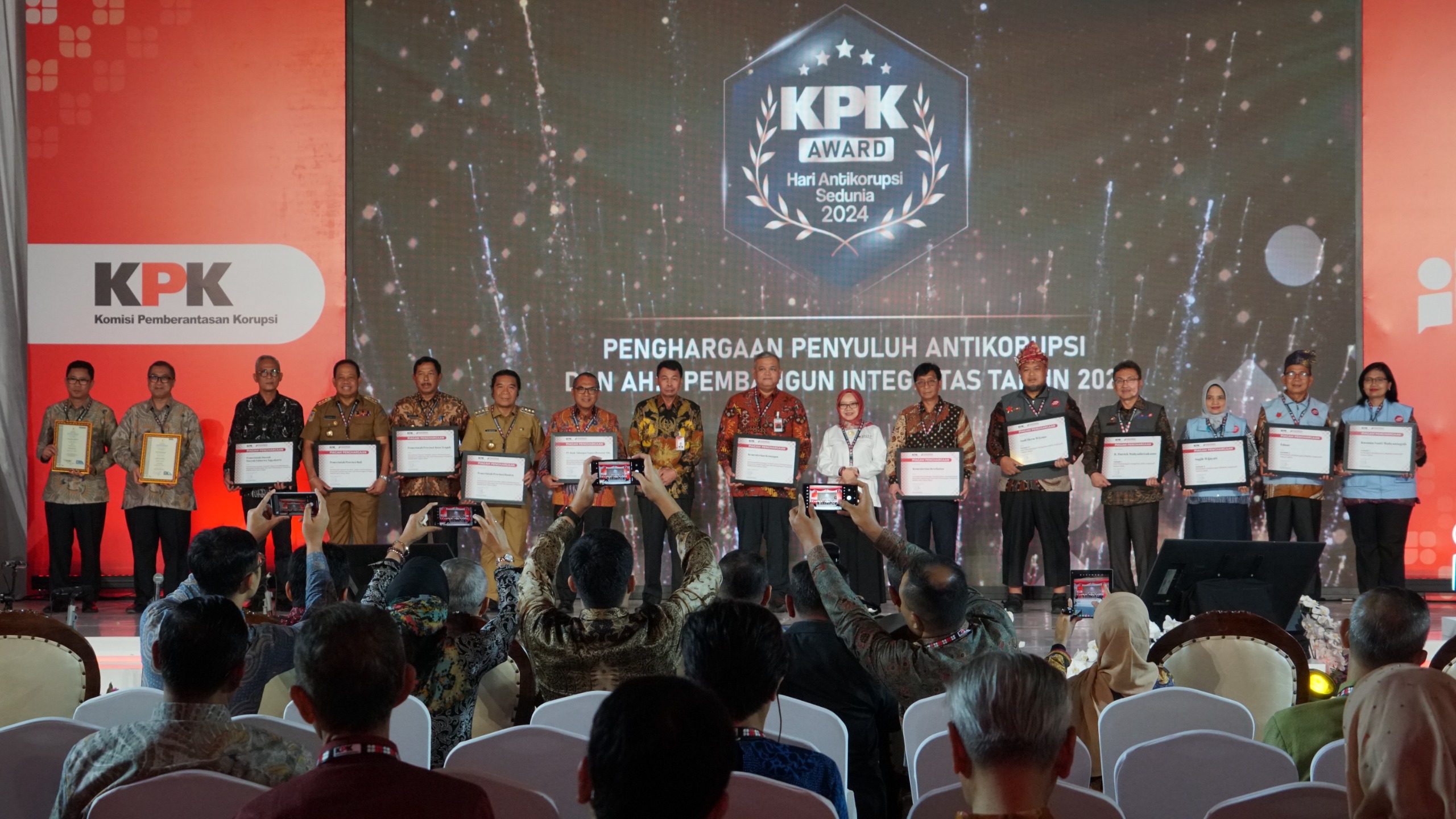 News: Wakil Ketua BNSP Menyerahkan Sertifikat Kompetensi Dalam Peringatan Hari Antikorupsi Sedunia 2024